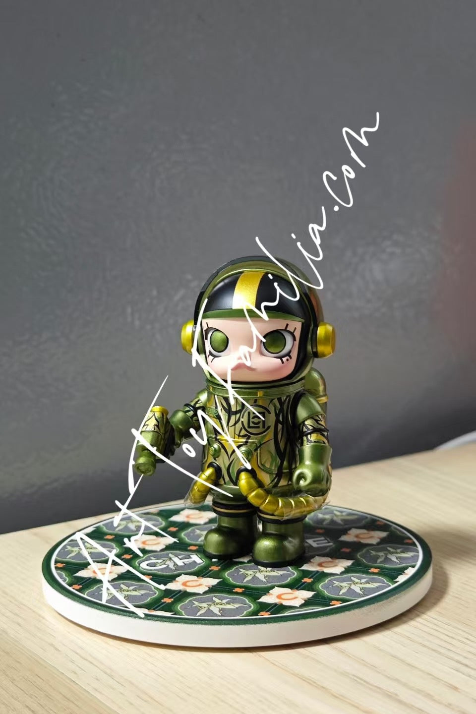 Clot X Mega Space Molly 100% Figurine - Molly 芦荟绿荆棘100%吊卡
