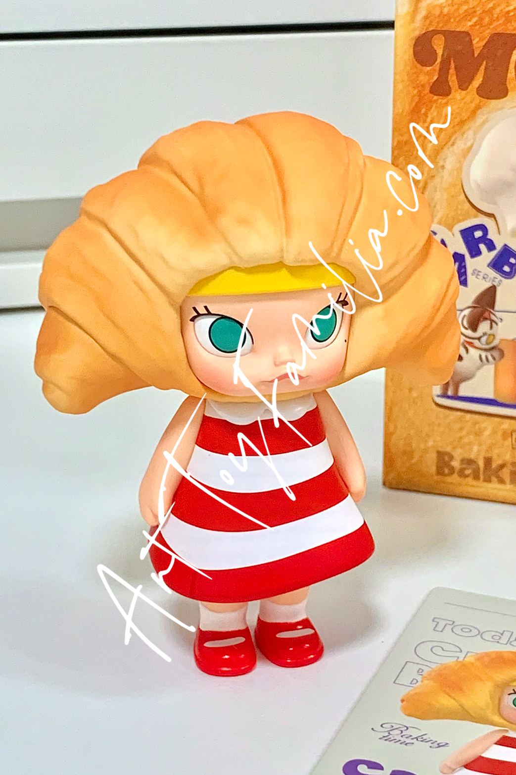 pop mart molly carb lover series Croissant Balaclava - 征服牛角面包