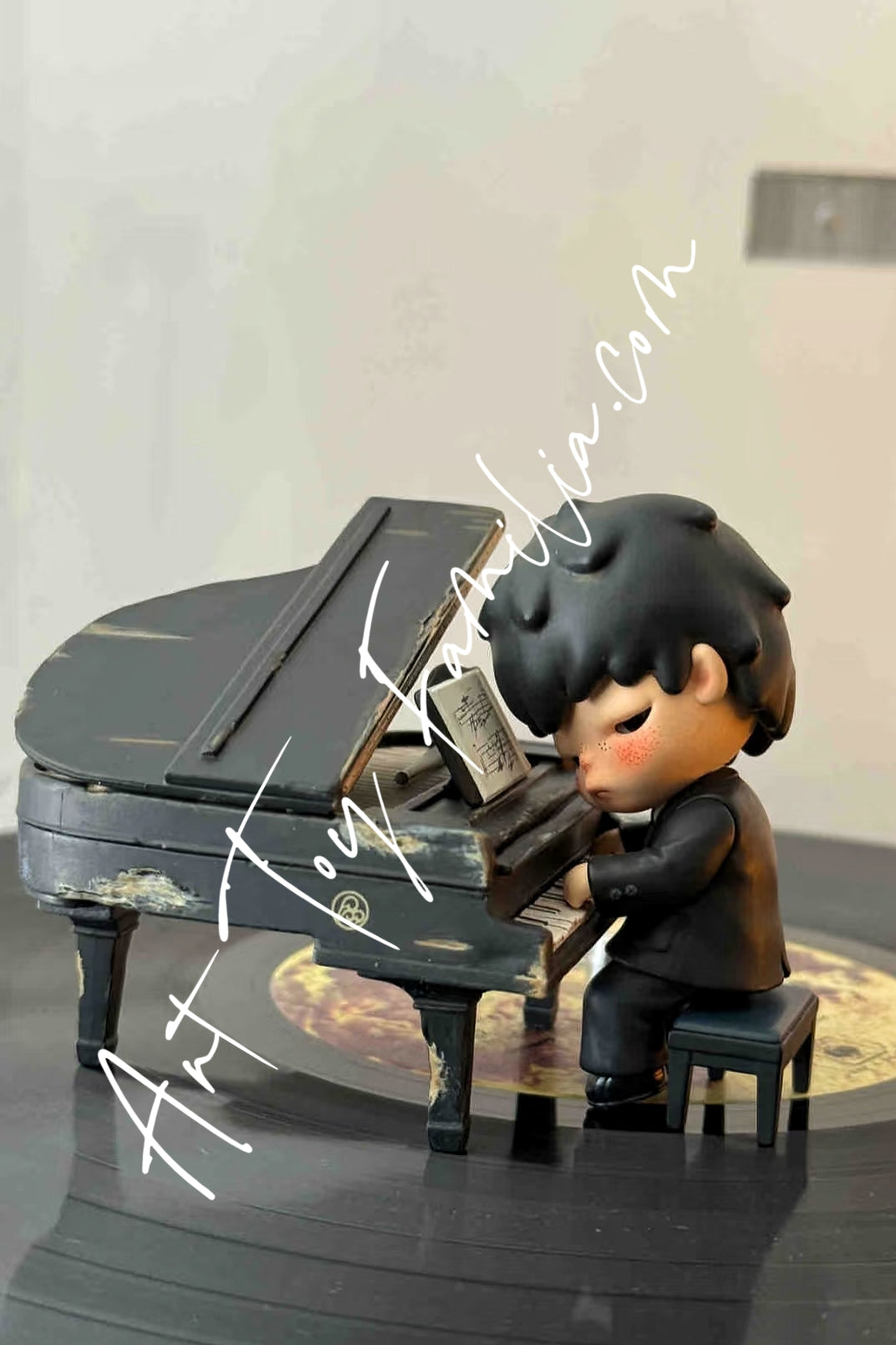 Hirono is designed by Lang, and is a popular IP under POP MART. Find out about hirono's limited editions and latest series here~ The character is designed to show sadness and love at the same time.