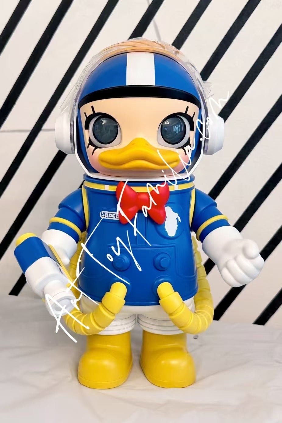 POP MART Molly Mega Space Donald and Daisy – Art Toy Familia