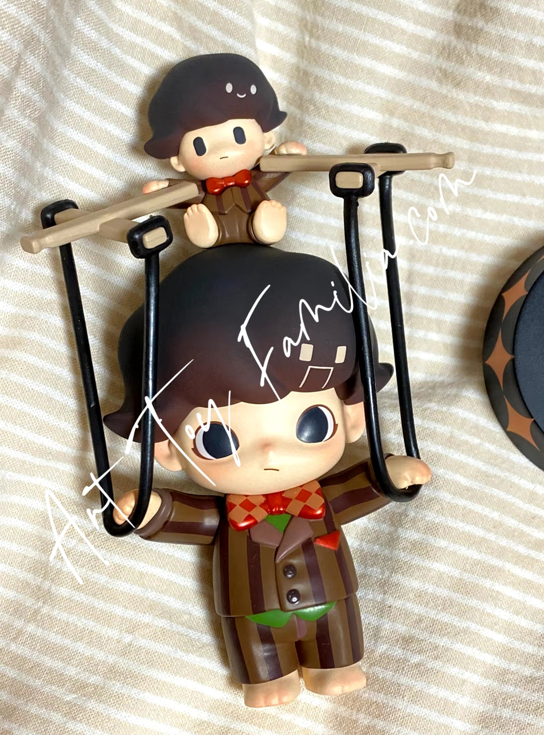 dimoo manipulation of the doll figurine 操纵玩偶吊卡 