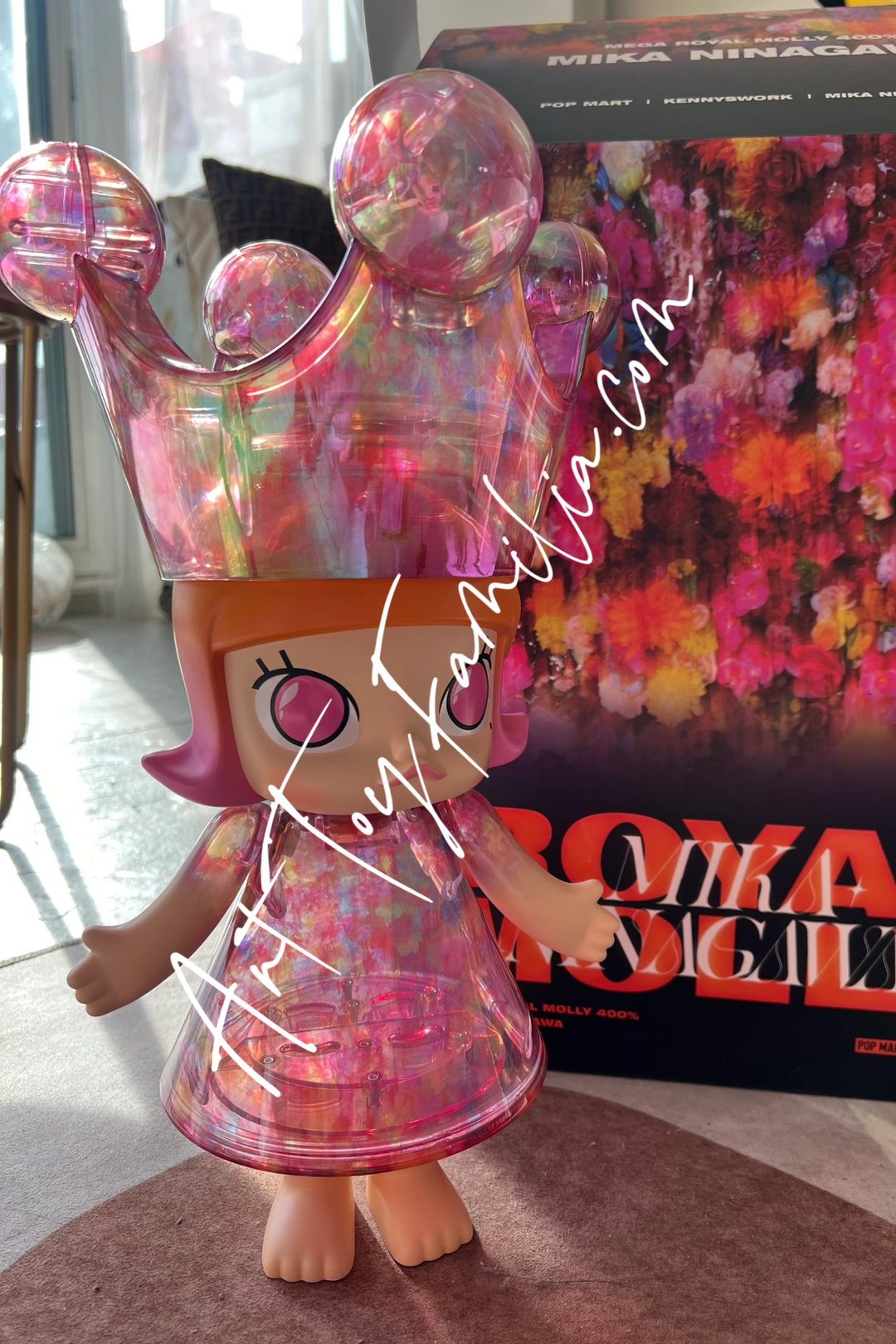 POP MART Mega Royal Molly Mika Ninagawa – Art Toy Familia POP MART Mega Royal Molly Mika Ninagawa – Art Toy Familia