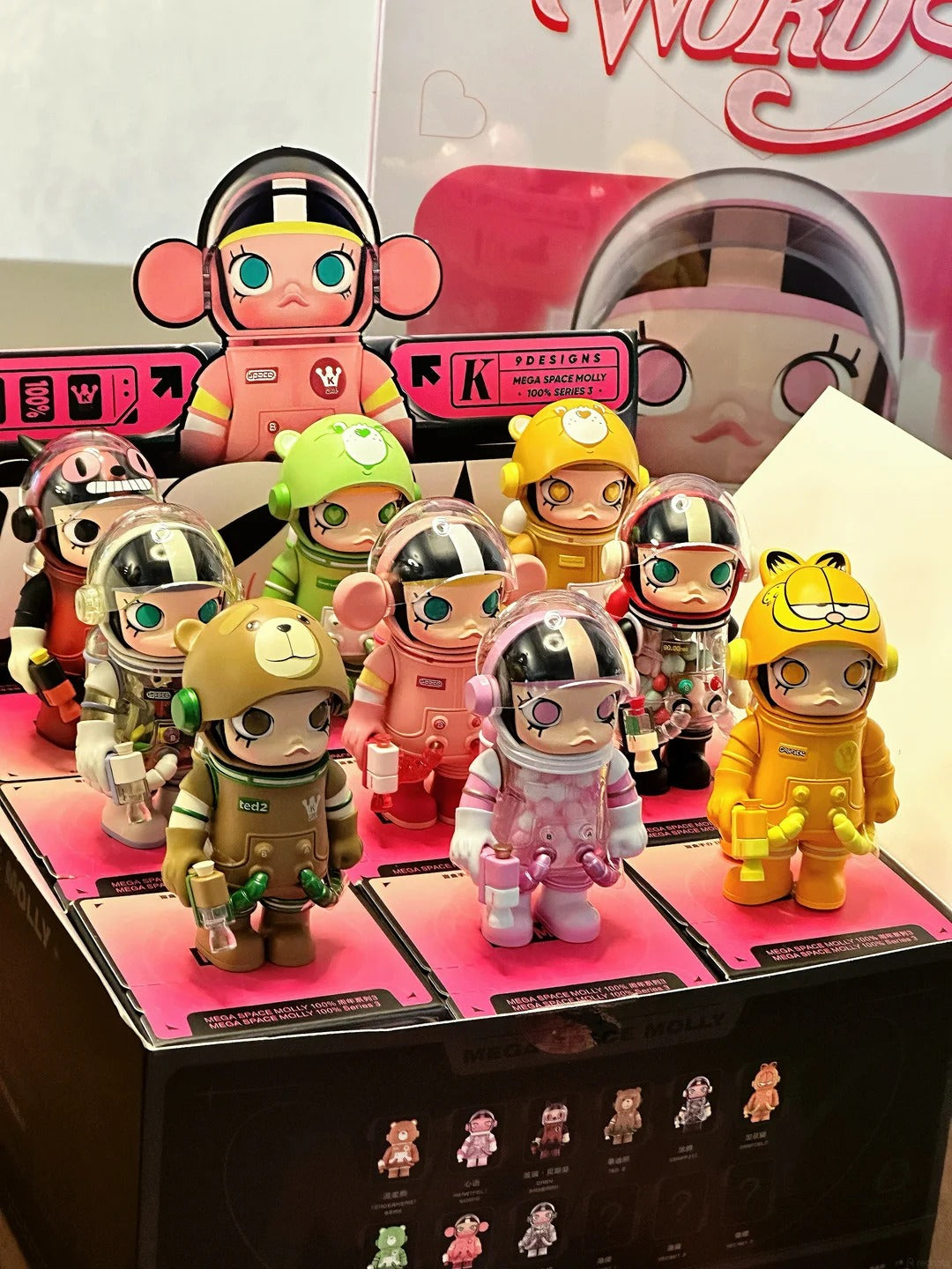 POP-MART-mega-space-molly-100-series-3