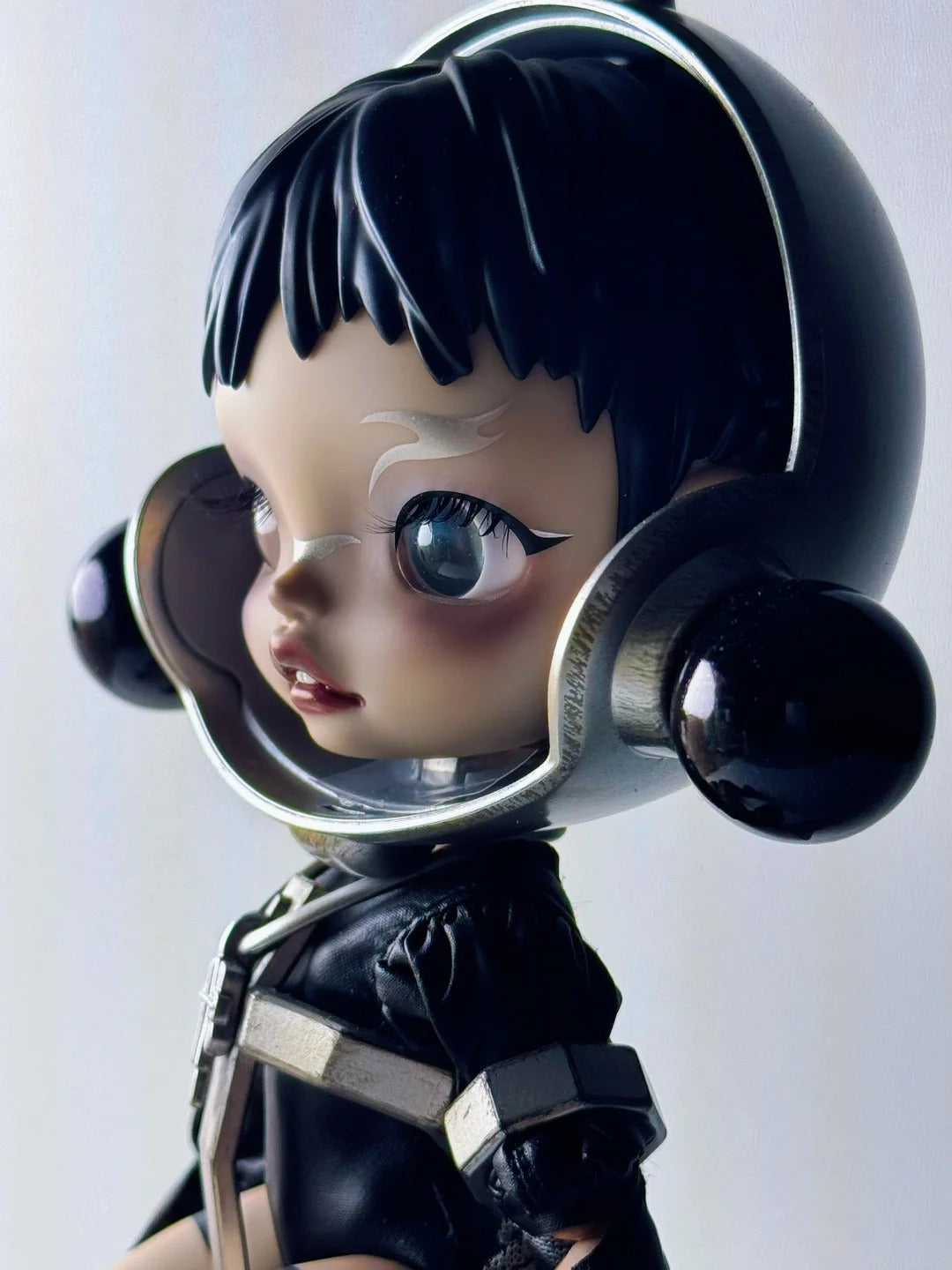 POP-MART-skullpanda-the-unknown-1-6-action-figure-detail