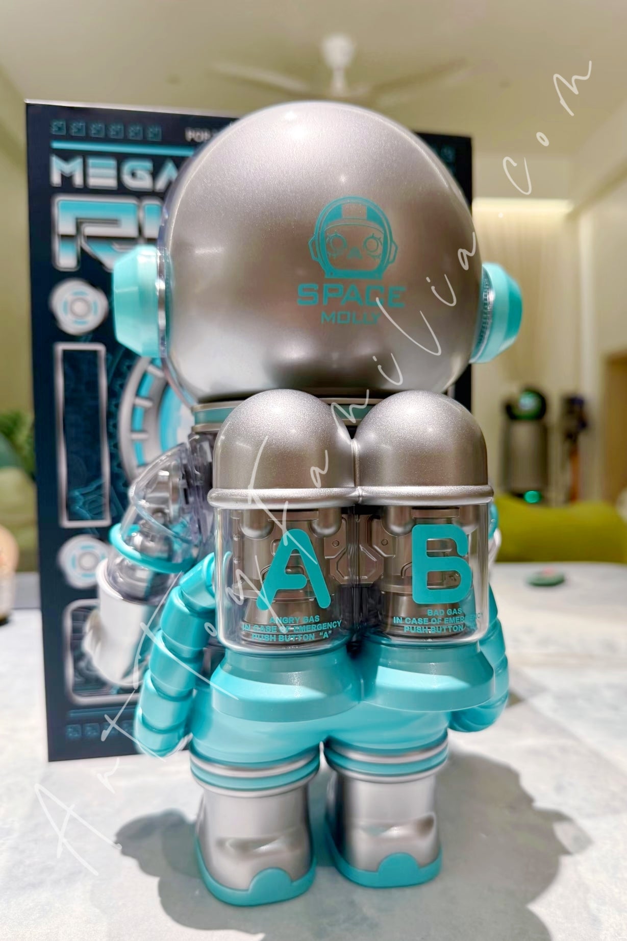 POP MART 400% MEGA Space Molly 400% Robot – Art Toy Familia