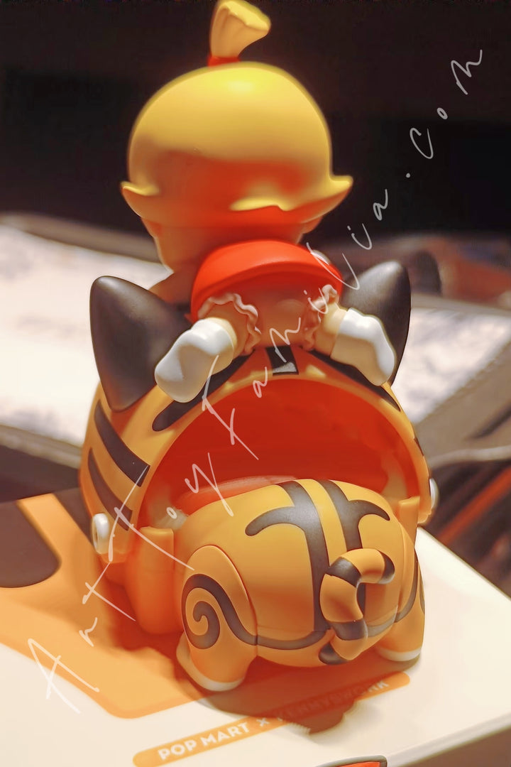 Popmart Baby Molly and Baby Tabby Pulling a Prank Figurine