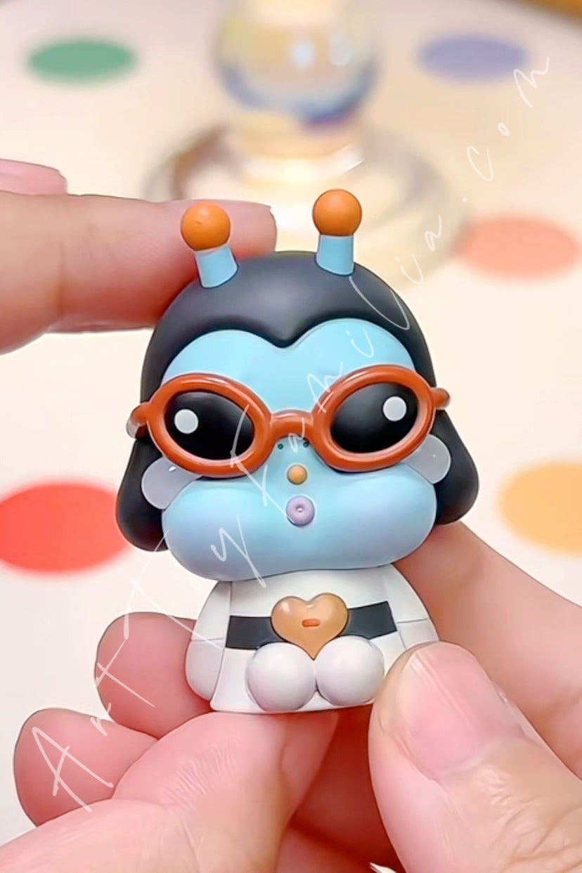 Popmart Crybaby Crying To The Moon Sitting Series The Outsider-Mini