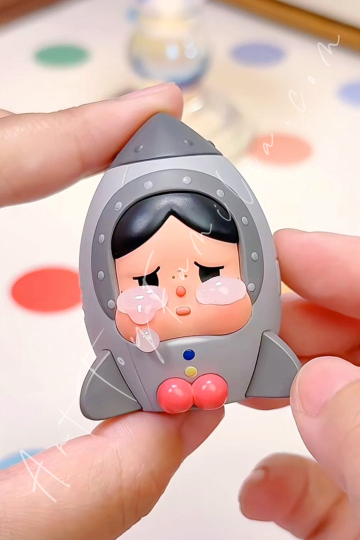 Popmart Crybaby Crying To The Moon Sitting Series The Space Traveller-Mini