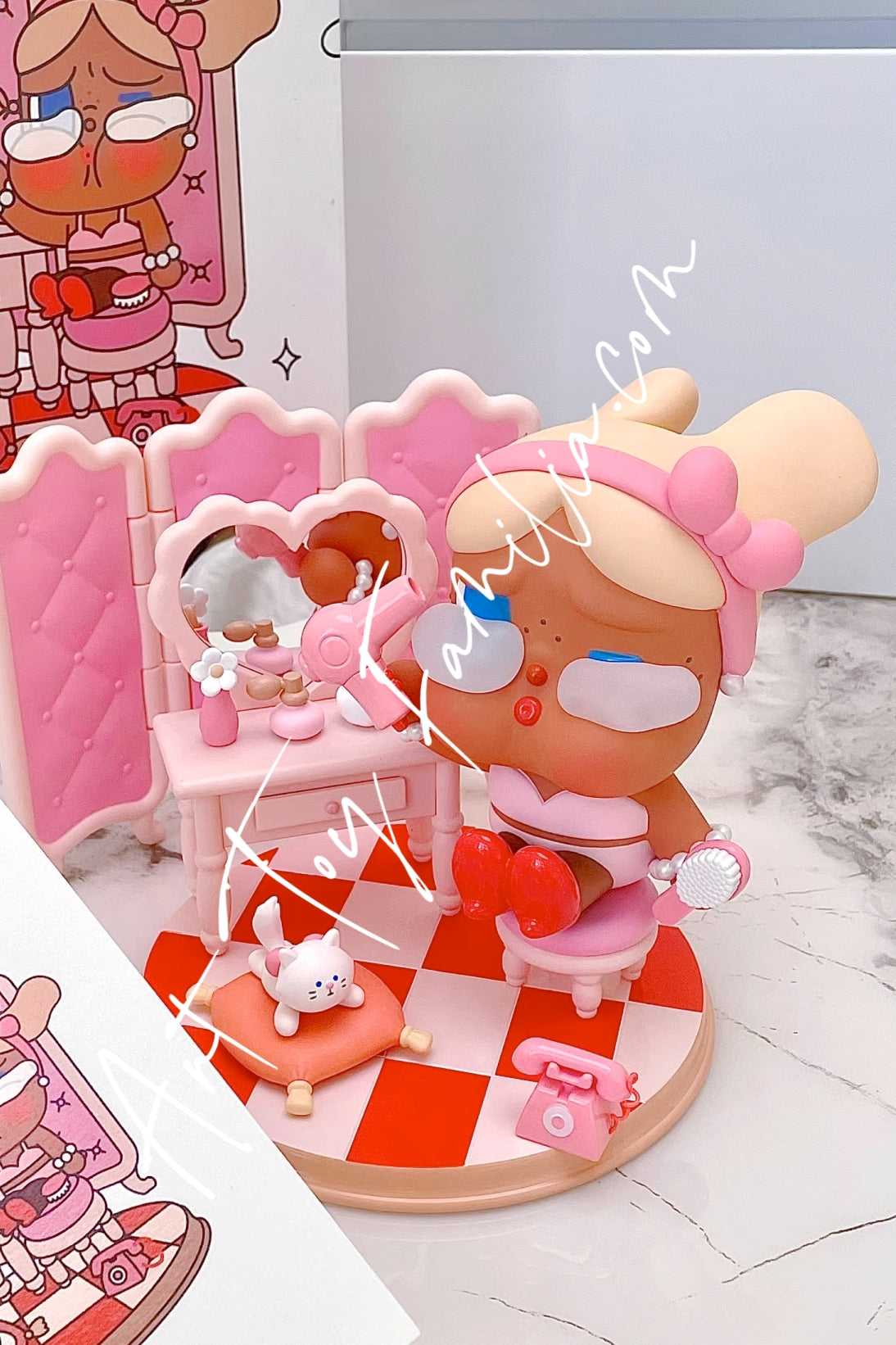 その他 POPMART crybaby THE DRESSING ROOM Crybaby The Dressing Room Figurine(Pink Ver.) - 梳妆台-原色 – Art