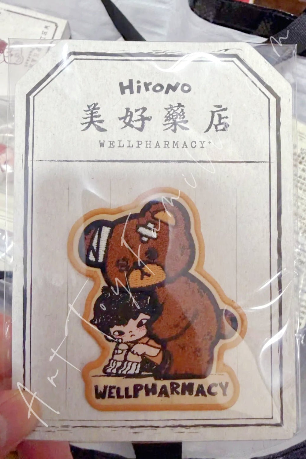 POP MART - Hirono Wellpharmacy Series Fabric Badge - 美好药店系列熊抱布艺徽章