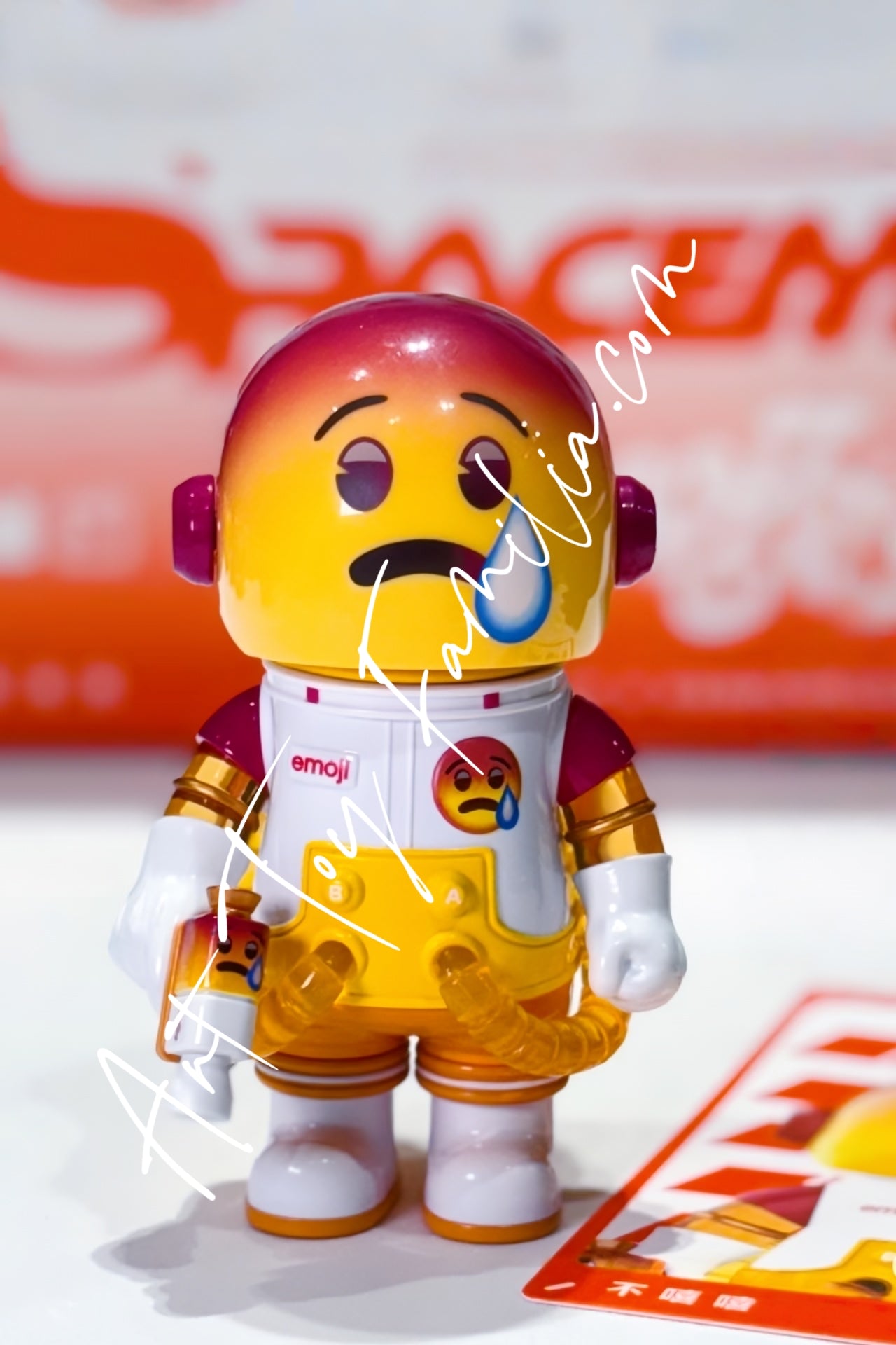 MEGA SPACE MOLLY 100% × emoji？ Series - POP MART (United