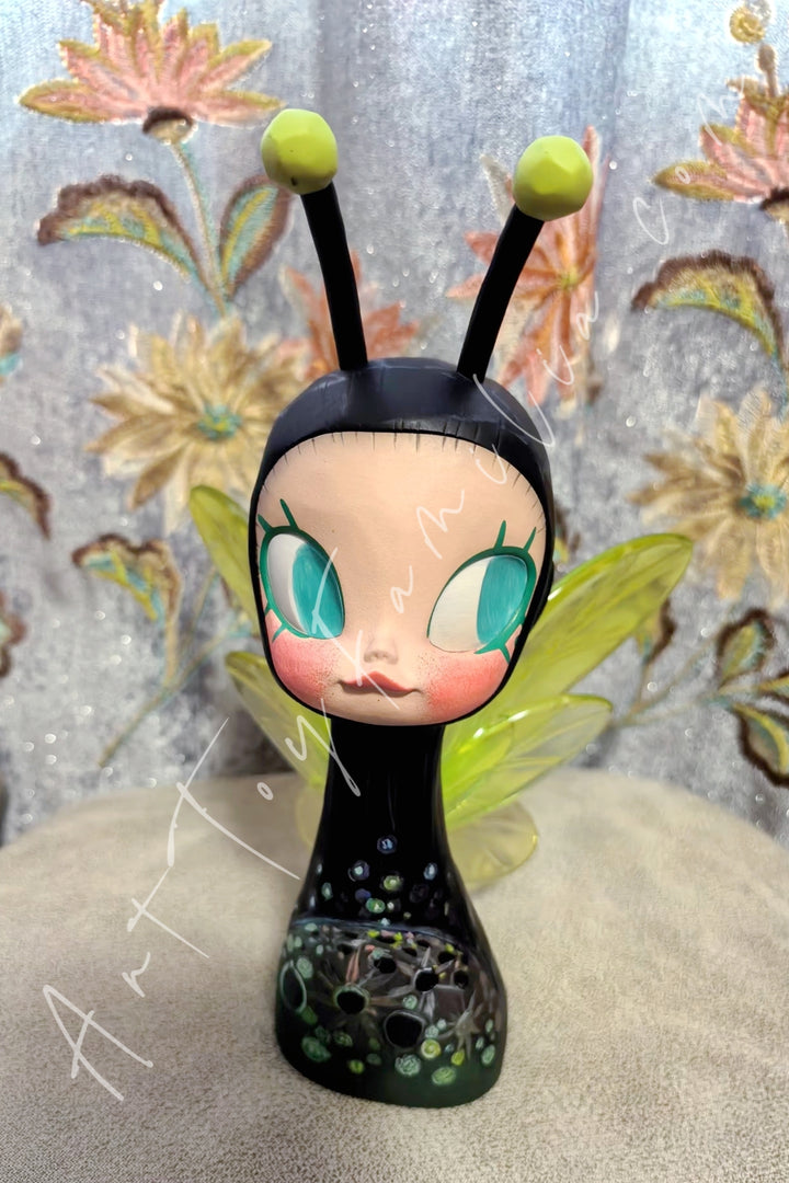 POP MART - Molly 20th Anniversary Series Stellar Glow Figurine - 星萤点点