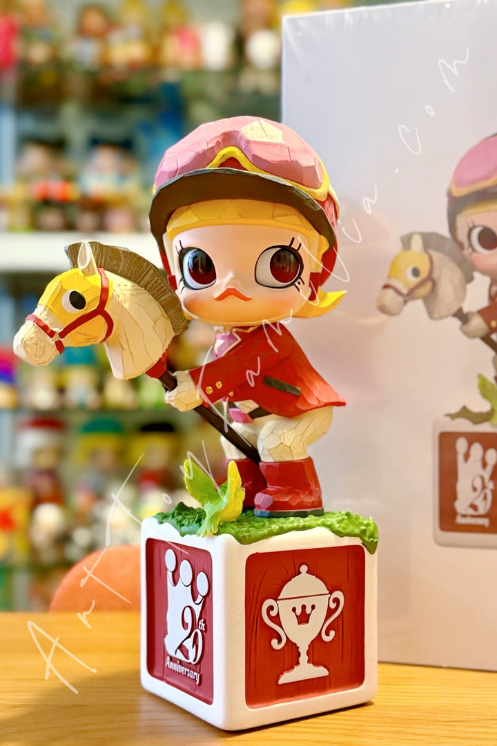 POP MART - Molly 20th Anniversary Statue - Time Will Tell "Fortune Ahead" - 二十周年雕塑 - 路遥知Molly - 鸿运当头