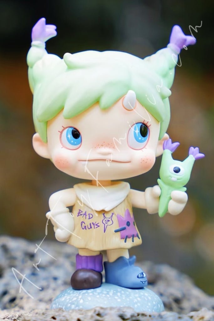 POP MART - Polar Monster Village Series Qeyes