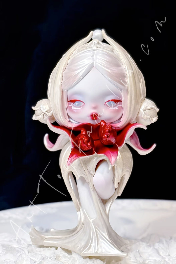 POP MART - Skullpanda Petals in Four Acts Series The Crown in Ashes