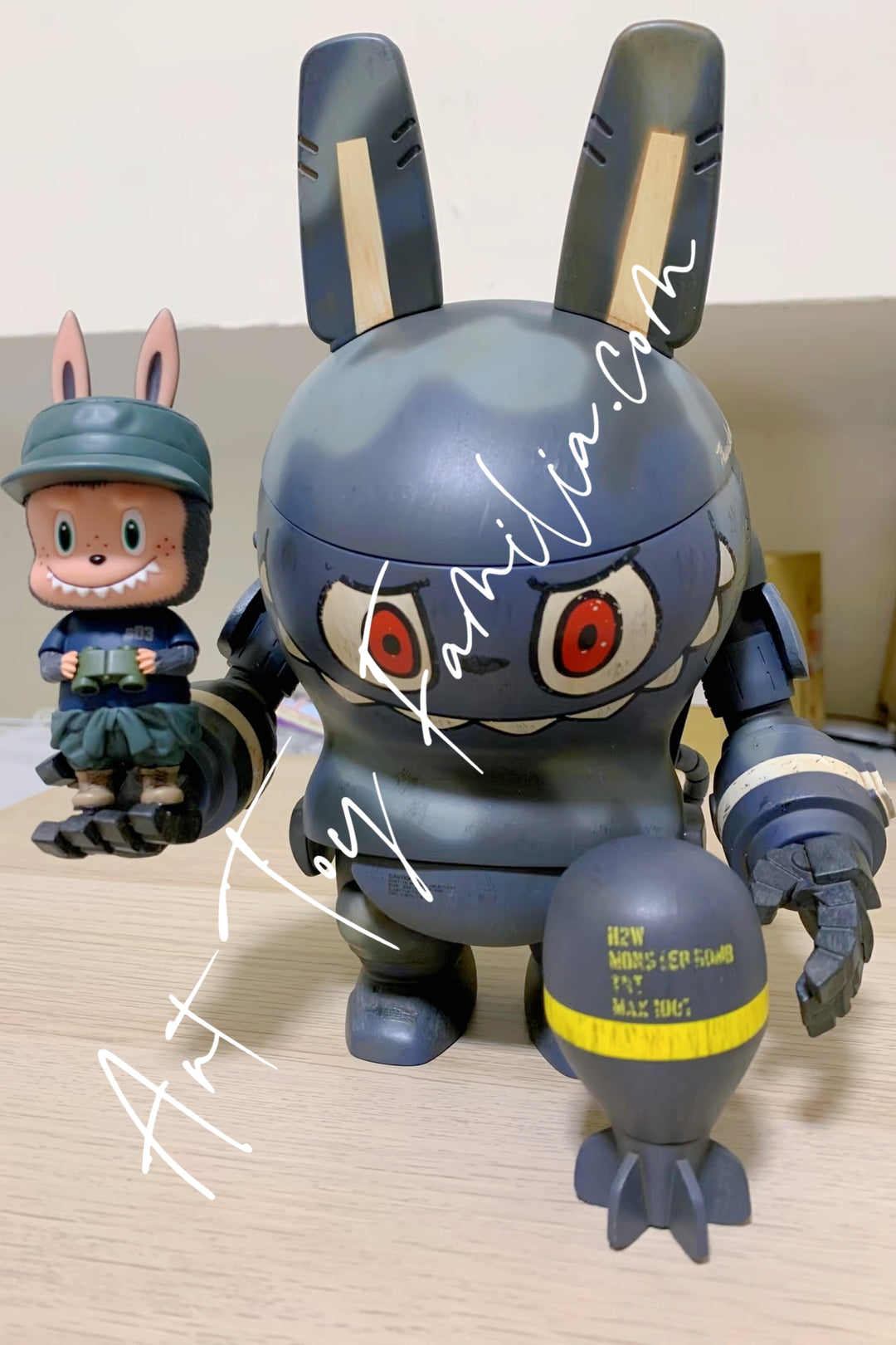 Popmart The Monsters Labubu Maschinen Krieger S.A.F.S. Thunderbolt with mini Labubu Pilot 1
