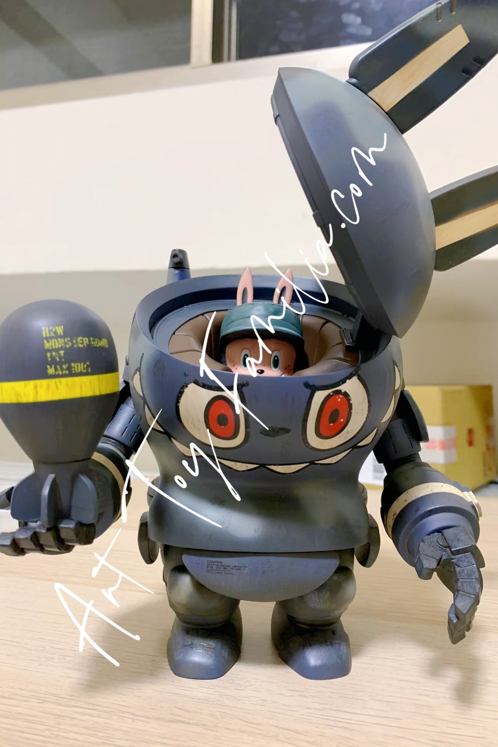 Popmart The Monsters Labubu Maschinen Krieger S.A.F.S. Thunderbolt with mini Labubu Pilot 2