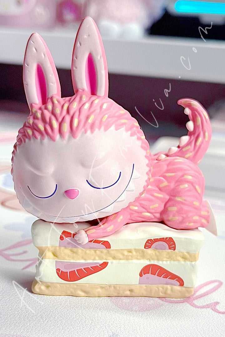 POP MART - The Monsters Labubu Patisseries Series - 精灵甜品系列 Strawberry Fraisier Cake - 草莓脆饼蛋糕