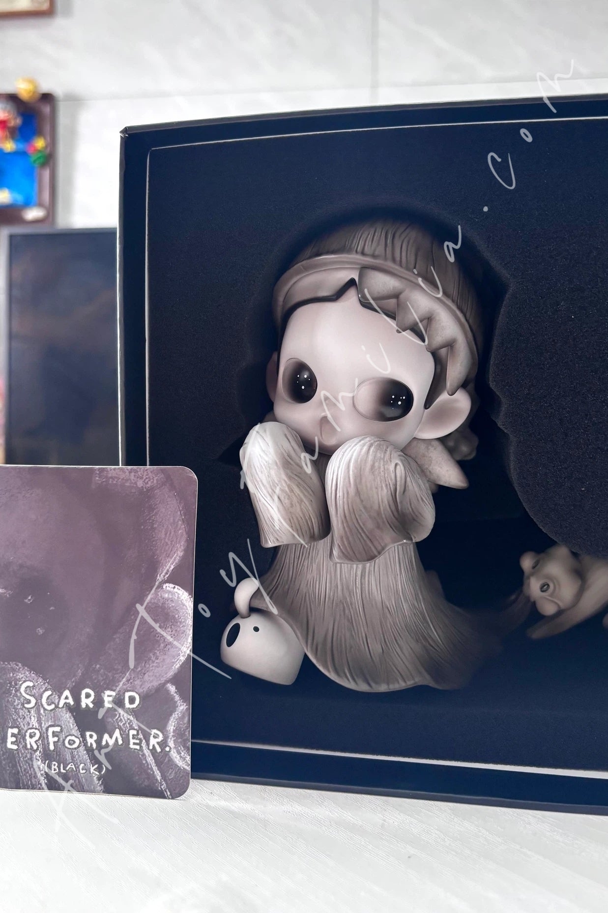 Zsiga Scared Performer Black Figurine – Art Toy Familia