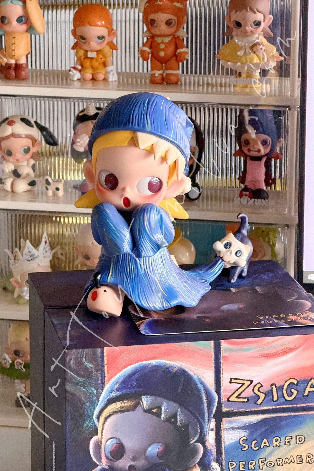 Popmart Zsiga Scared Performer Figurine
