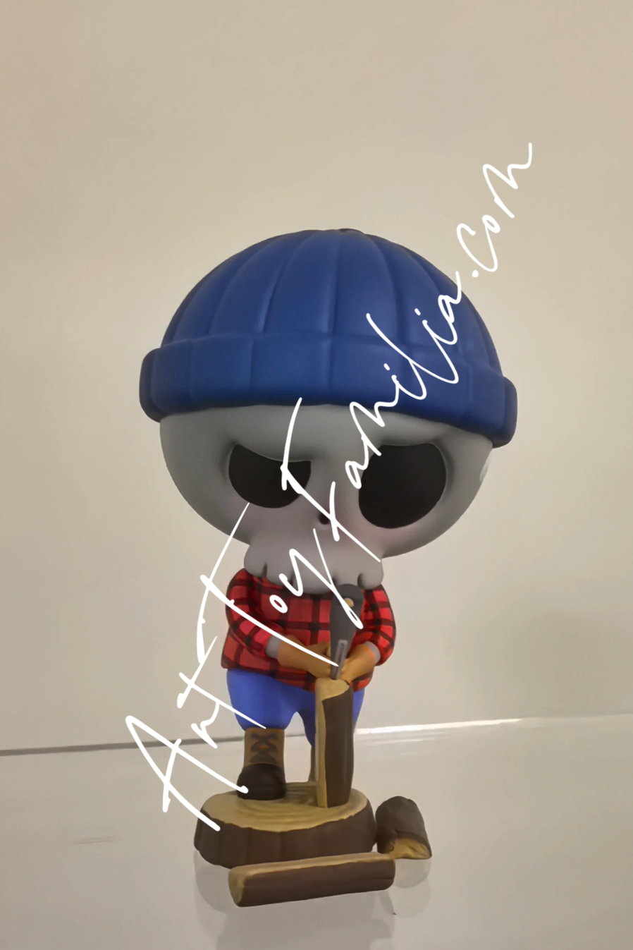 pop mart The Monsters Labubu Camping Series Chopping Wood - 砍柴