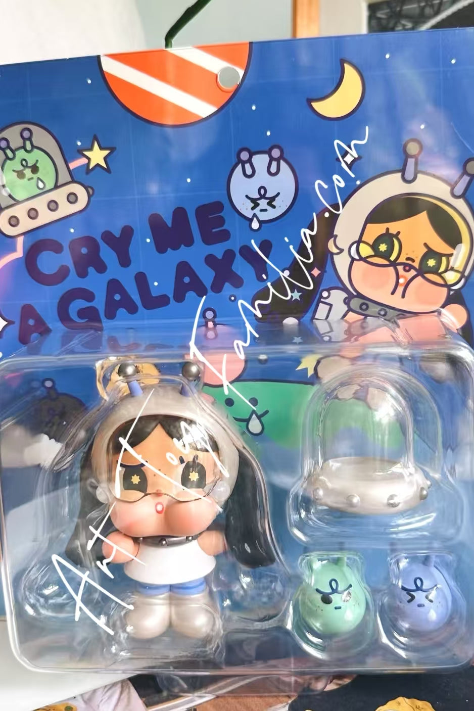 popmart crybaby cry me a galaxy figurine 哭泣银河吊卡 