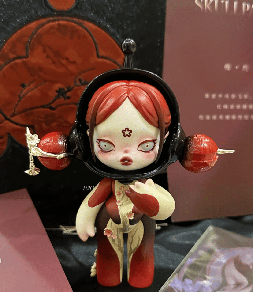 POP MART Skullpanda Baby Red – Art Toy Familia POP MART Skullpanda Baby Red – Art Toy Familia