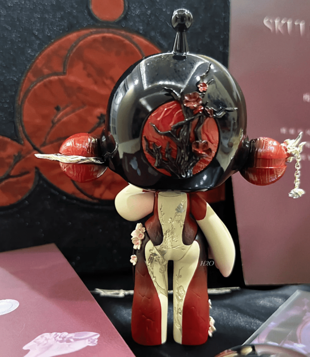 POP MART Skullpanda Baby Red – Art Toy Familia POP MART Skullpanda Baby Red – Art Toy Familia