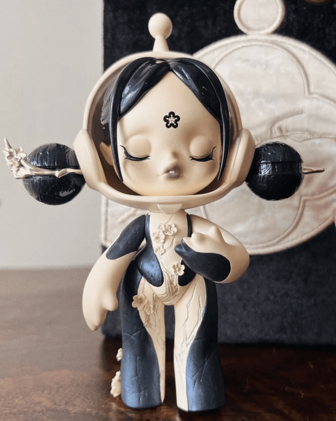 POP MART Skullpanda Baby Black – Art Toy Familia POP MART Skullpanda Baby Black – Art Toy Familia