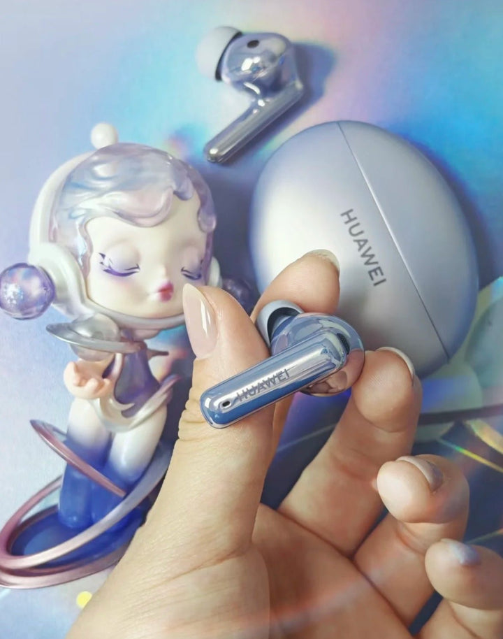 popmart Skullpanda Hua Wei Flowing Light With Sound Figurine (with 6i earbud)